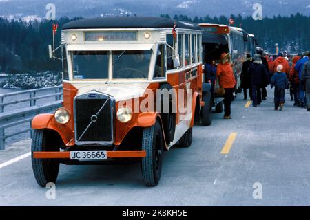 Moelv / Biri 16. November 1985. Mjøsbroen öffnet sich. Hier ist ein Veteranenbus, der eines der ersten Fahrzeuge sein wird, die die Brücke überqueren. Foto: Per R. Løchen / NTB / NTB Stockfoto