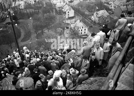 Ålesund 19480413: 100.-jähriges Jubiläum der Stadt Ålesund. Das Jubiläum wurde in vielerlei Hinsicht gefeiert. Die strömenden Regenfälle dämpften die Partyatmosphäre nicht. Hier haben Tausende von Menschen die steile Treppe nach Aksla genommen, um die große Flottenparade zu sehen. Die Stadt Park unten TV. Foto: Current / NTB Stockfoto