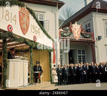 Eidsvoll 19640517 Eine besondere Feier am 17. Mai in Eidsvoll anlässlich des 150.. Jahrestages der Verfassung. Hier spricht König Olav. Th. Kronprinz Harald in Uniform. Foto: NTB / NTB Stockfoto