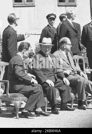 Schweden 196400704. Der sowjetische Führer Nikita Chruschtschow zu einem offiziellen Besuch in Sveige. Hier Präsident Chruschtschow mit Hut und Tage Erlanger (t.h.) während des Besuchs in Schweden. Foto: Current / NTB Stockfoto