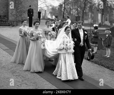 Asker 19530515. Große Volksfeier, als Prinzessin Ragnhild und Reeder Erling Lorentzen in der Asker Kirche heirateten. Das Bild: Das glückliche Brautpaar kommt nach der Hochzeit aus der Kirche heraus, wobei die vier Brautjungfern den Schlepptau halten: Prinzessin Estad, Elisabeth Løvenskiold, Edda Bang und Berit Lunde. Foto: Sverre A. Børretzen / Aktuell Stockfoto