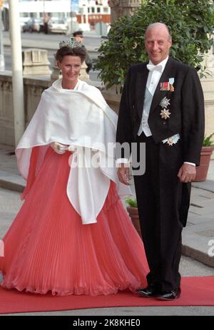 Stockholm 19960430: Schwedens König, König Carl XVI Gustaf 50 Jahre. - Mehrere Tage der jährlichen Party für den König von Schweden. Gallafest im Schloss. Königliche Gäste kommen an. Das Bild: Das norwegische Königspaar, Königin Sonja und König Harald, kommen zur Galla Party. (Königin Sonjas Outfit: Rotes Galla-Kleid, weißer Schal, Josephine Diadem.) Foto: Bjørn Sigurdsøn Stockfoto