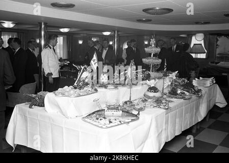 Oslo 19631221 „Full Stop for the Sea Grand Old Lady“. Das amerikanische Boot 'Stavangerfjord' auf seiner letzten Reise von New York - Kristiansand - Kopenhagen - Oslo. Das Boot wird später zum Verschrotten nach Hongkong gesegelt. Passagiere versorgen sich beim Abendessen Foto: Ivar Aaserud / Current / NTB Stockfoto