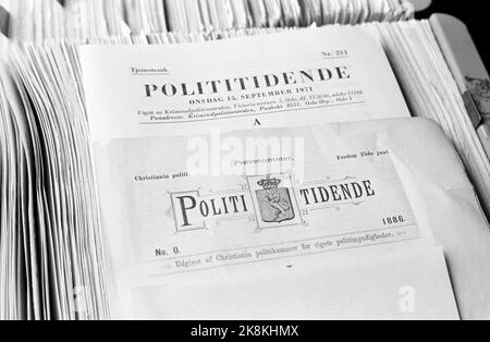 Oslo 19710925. Wo Mord Routine ist. Während des diesjährigen Rennens befasst sich das Kriminalpolizeizentrum in Oslo mit 8.000 neuen Fällen. Die Mordfälle sind nur ein bescheidener Teil ihrer vielen, spannenden Aufgaben, zu denen Arbeit und Einsätze aus der ganzen Welt gehören. Die Polizeibehörden sind in Form und Inhalt seit 1886 praktisch unverändert. In der ersten Ausgabe wurde ein Pleite Jump genannt, in der letzten Ausgabe ein beigefarbener Volkswagen. Beide Fälle mussten untersucht werden. Foto: Aage Storløkken / NTB Stockfoto