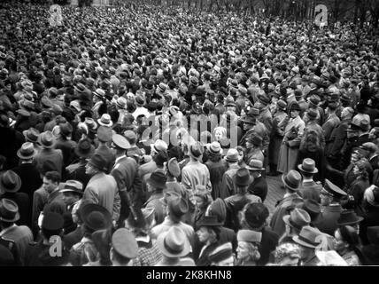 Oslo 19440515 Norwegen während des Zweiten Weltkriegs. Ministerpräsident Quisling sprach auf dem Universitätsplatz in Oslo vor einer riesigen Menschenmenge. Quisling sprach mit dem, was er die Verräter in London nannte, und für den Kampf gegen den Bolschewismus. Hier die Menge am Universitätsplatz. Foto: Aage Kihle / NTB / NTB Stockfoto