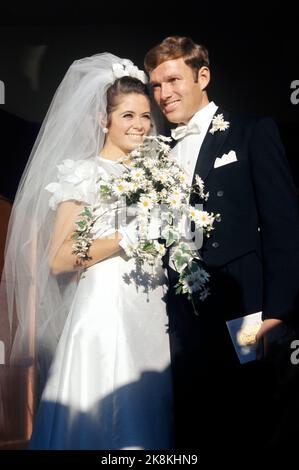 Oslo 19690830. Die Künstlerin Wenche Myhre und Torben Friis-Möller heirateten in der Grefsener Kirche. Hier sehen wir das glückliche Brautpaar nach der Hochzeit. Brautstrauß mit Klerus. Foto: Erik Thorberg NTB Archive / NTB Stockfoto