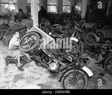 Sandnes 19490415. In Ständen mit 75.000 Fahrrädern. Die Firma Jonas Øgländ in Sandnes, Rogaland, wurde 1868 gegründet. Die Fahrradfabrik Øgländ stellt jährlich 75.000 Fahrräder her, die Hälfte davon wird hier im Werk zusammengestellt, die andere Hälfte wird an Händler verkauft, die sie selbst zusammenstellen oder als Ersatzteile verwenden. Im Jahr 1932 brachten sie das beste Fahrrad auf den Markt - DBS. Die Fabrik hat etwa 400 Arbeiter. Mann in der Arbeit mit Moped. Foto; Sverre A. Børretze / Aktuell / NTB Stockfoto