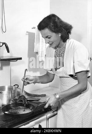 Oslo 19531021. Die Schauspielerin Eva Strøm Aastorp bietet die romantische Liebe zu Folketeatrets Opernerfolg „Gold Gravers“. Hier kocht sie in der Küche. Foto: Aage Storløkken / Aktuell / NTB Stockfoto