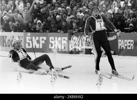 Oslo 19820225 World Cup, 4 x 10 Kilometer Staffel für Männer. (Letzte Stufe, - die Staffelstufe, als Oddvar Brå den Stock brach.) Oddvar Brå (TV) und Alexander Savjalov (UdSSR) gehen gleichermaßen über Ziele. Lange Studien des Zielfotos endeten mit doppeltem Gold, für den Sowjet und Norwegen. Foto: NTB / NTB Bild 3 von 4 Stockfoto