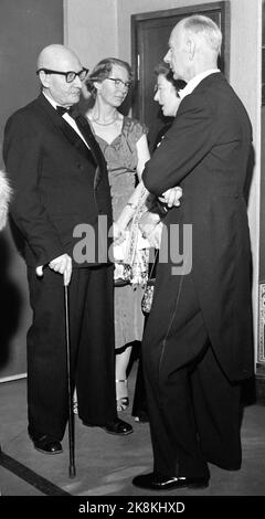 Oslo 19590216: Eröffnung der Norwegischen Oper. Gäste kommen nach der Eröffnungsveranstaltung im Rathaus zum Bankett. Hier Premierminister Einar Gerhardsen (Th) zusammen mit dem ehemaligen Kirchen- und Bildungsminister Lars Moen. Foto: Børretzen / Aktuell / NTB Stockfoto