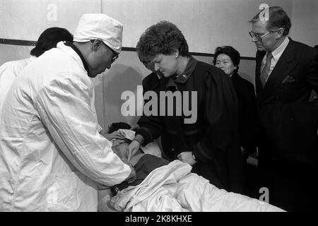 China 21. Januar 1988. Premierminister Gro Harlem Brundtland zu einem Besuch bei einem Patienten mit akutem Offset-Wirbelsäulenverb am Universitätskrankenhaus in Xian. NB: Dies ist Bild # 5 einer Serie von 6. Foto: Inge Gjellesvik / NTB / NTB Stockfoto