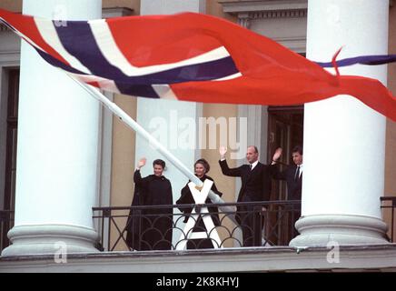 Oslo 19910130. Die königliche Familie begrüßt die Menschen zum ersten Mal nach der Beerdigung von König Olav vom Burgbalkon aus. Zum Beispiel Prinzessin Märtha, Königin Sonja, König Harald und Prinz Haakon Magnus, die zu den Menschen winkt. Norwegische Flagge. Foto: Agnte Brown NTB / NTB Stockfoto