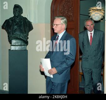 Oslo 19911014. Der Vorsitzende des Nobelkomitees, Francis Sejersted, machte sich auf den Weg, um die Verleihung des Friedensnobelpreises 1991 an Burmas Oppositionsführer Aung San Suu Kyi anzukündigen. Im Hintergrund Geir Lundestad. Foto: Bjørn Sigurdsøn / NTB. Stockfoto