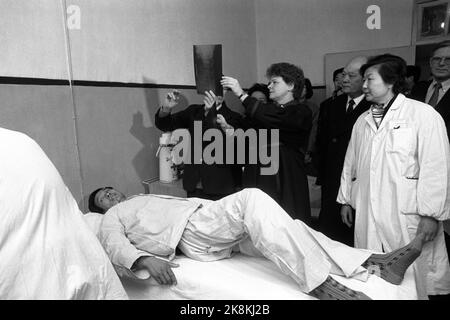 China 21. Januar 1988. Premierminister Gro Harlem Brundtland zu einem Besuch bei einem Patienten mit akutem Offset-Wirbelsäulenverb am Universitätskrankenhaus in Xian. Sie studiert Röntgenstrahlen des Rückens des Mannes. NB: Dies ist Bild # 1 einer Serie von 6. Foto: Inge Gjellesvik / NTB / NTB Stockfoto