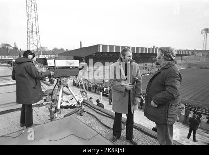 Selhurst Park, London 19721125. Sportreporter in NRK Knut Th. Gleditsch in England, um das Tippspiel am Samstag im Fernsehen zu kommentieren. Jede Woche reist einer der TV-Sportreporter nach England, um sich über das Spiel zu äußern. Hier folgen wir Knut Th. Gleditsch reist von Oslo aus, bis er zurück ist. Alles ist bereit für die Übertragung, und das letzte Gespräch mit ATV's man (t.h.). Foto: Aage Storløkken Current / NTB Stockfoto