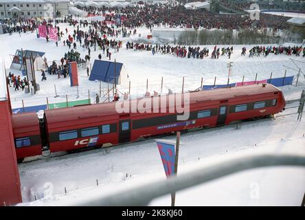 Kvitfjell 19940217. Olympische Winterspiele in Lillehammer. Das Publikum auf Super G. Übersicht, Umwelt. Der Zug hält an der Arena in Kvitfjell. Foto: Jan Greve / NTB Stockfoto