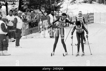 Seefeld, Österreich, 1985-01: Ski-Weltcup. Die Weltmeisterschaft 1985 war zumindest bis dahin die größte Erfolgsmeisterschaft für den norwegischen Skisport. Insgesamt nahmen die norwegischen Athleten 15 Medaillen ein, davon 5 Gold, 5 Silber und 5 Bronze. Picture: Stavbrekk und die Goldmedaille als unerwartet verpasst: Die Mädchenstaffel. Stavbrekk, als Grete I. Nykkelmo Berit Aunli herausschicken sollte. Hier jedoch schickt Anne Jahren Grete Ingeborg Nykkelmo zur Etappe 3. am 23. Januar 1985. Foto: Inge Gjellesvik Stockfoto