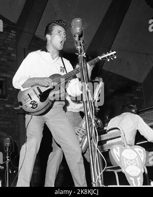 Oslo 19580820 Nordic Rock Wettbewerb im Jordal Amfi in Oslo. Rockmusiker traten vor einem großen und begeisterten Publikum gegeneinander an. Hier der dänische Teilnehmer James alias Flemming Rasmussen in Aktion mit Gitarre. Foto: Jan Nordby / NTB / NTB Stockfoto