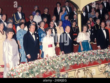 Oslo 19860513. Königin Beatrix und Prinz Claus der Niederlande bei einem offiziellen Besuch in Norwegen. Königin Beatrix und König Olav im Nationaltheater zusammen mit (f.) Prinzessin Astrest, Prinz Claus, Kronprinzessin Sonja, König Olav, Königin Beatrix und Kronprinz Harald. Foto: Knut Nedrås NTB / NTB Stockfoto