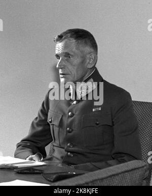 Oslo 19450810 Pressekonferenz mit General Otto Ruge Ruge. Ruge (1882 - 1961), war ab dem 10,4.1940 kommandierender General und ab dem 18,5.1940 Kommandeur des neu geschaffenen Armed Forces Command. Oberkommandant während des Feldzugs in Norwegen saß Ruge ab 10.6.1940 und dem Rest des Krieges in deutschen Kriegsgefangenen. Wiedereingesetzt als Verteidigungsleiter 15,7.1945, aber Abschied bereits am 1,1.1946. Foto: NTB Archive / NTB Stockfoto