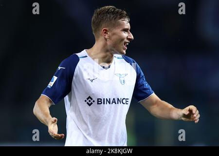 Toma Basic von SS Lazio feiert nach dem Gewinn des Serie-A-Spiels zwischen Atalanta BC und SS Lazio am 23. Oktober 2022 im Gewiss Stadium in Bergamo, Italien. Stockfoto