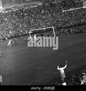 Oslo, 19561021. Das Pokalfinale im Ullevaal Stadium. Larvik Turn - Skeid 1-2. Hier ist die Chance vor diesem einen Tor. Larvik drehen Anhänger vor Fans mit einem Wimpel. Foto: Current / NTB Stockfoto