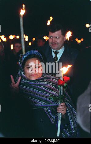 Fredriksrad 19961203. Die Nobelpreisträgerin von 1992 Rigoberta Mendchu nahm an einem Fackelzug in Fredrikstad Teil. Die Parteien des Bürgerkriegs in Guatemala werden im Rathaus von Oslo ein Friedensabkommen unterzeichnen. NTB-Foto: Sverre Jaril / NTB-Demonstrationen / Guatemala / Friedensabkommen / Abkommen Stockfoto