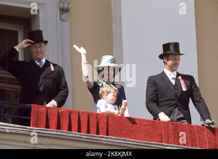 Oslo 19740517. Mai 17 in Oslo. Die königliche Familie auf dem Schlossbalkon. Aus V: König Olav, Kronprinzessin Sonja und Kronprinz Harald. Vorderseite: Prinzessin Märtha Louise. Foto: NTB / NTB Stockfoto