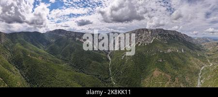 Gola di Gorropu. Berühmte und beeindruckende Schlucht in den Bergen von Sardegna, Italien. Wandernationalpark. Panoramaaufnahme. Stockfoto