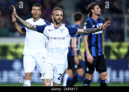 Bergamo, Italien. 23. Oktober 2022. Manuel Lazzari von SS Lazio Gesten während der Serie A Spiel zwischen Atalanta BC und SS Lazio im Gebiss-Stadion am 23. Oktober 2022 in Bergamo, Italien . Quelle: Marco Canoniero/Alamy Live News Stockfoto