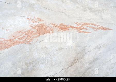 Gemaltes Marmormuster an einer Wand in weiß-rosa-grau Stockfoto