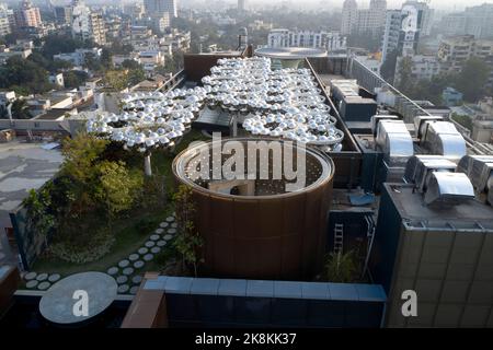 Dachterrasse und Skyline von Kalkutta. RP Sajiv Goenka Group - Unternehmenszentrale, Kalkutta, Indien. Architekt: Abin Design Group , 2019. Stockfoto