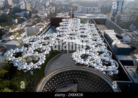 Kunstwerke auf dem Dach. RP Sajiv Goenka Group - Unternehmenszentrale, Kalkutta, Indien. Architekt: Abin Design Group , 2019. Stockfoto