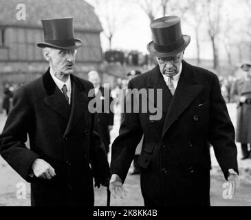 Oslo 195203. König Gustaf Adolf und Königin Louise von Schweden werden offiziell in Norwegen besucht. Hier Blätter (beide mit Zahnseide Hut. Foto: NTB / NTB Stockfoto