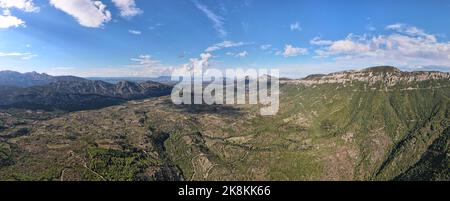 Gola di Gorropu. Berühmte und beeindruckende Schlucht in den Bergen von Sardegna, Italien. Wandernationalpark. Panoramaaufnahme. Stockfoto