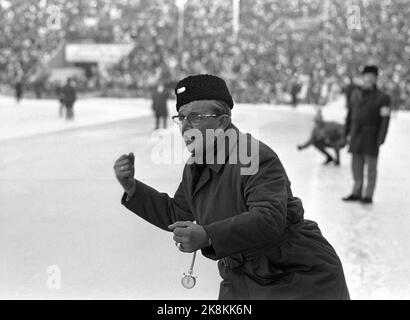 Oslo 19700115 WM auf Schlittschuhe, schnelle Rennen, in Bislett. Der Niederländer Kees Verkerk, der in der Gesamtwertung die Nr. 3 war, ließ sich von seinem Vater auf der inneren Schiene anfeuern. Hier Herr Verkerk, mit einer Stoppuhr und gebundener Faust. Foto: NTB / NTB Stockfoto