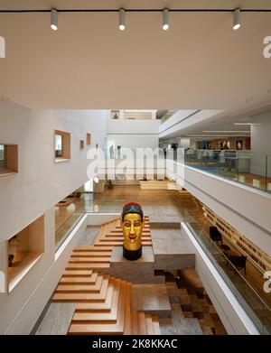 Blick über das Atrium. RP Sajiv Goenka Group - Unternehmenszentrale, Kalkutta, Indien. Architekt: Abin Design Group , 2019. Stockfoto