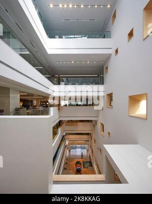 Atrium. RP Sajiv Goenka Group - Unternehmenszentrale, Kalkutta, Indien. Architekt: Abin Design Group , 2019. Stockfoto