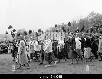 Oslo 19570517 May 17 die Feier in Oslo wurde zu einem ziemlich coolen Erlebnis, aber das dämpfte die russischen Sohlen nicht. Hier werden die russischen Paraden auf dem Schlossplatz mit den Hüten auf den russischen Stöcken, wie es die Tradition ist, durchgeführt. Foto: NTB / NTB Stockfoto