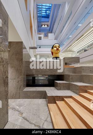 Atrium. RP Sajiv Goenka Group - Unternehmenszentrale, Kalkutta, Indien. Architekt: Abin Design Group , 2019. Stockfoto