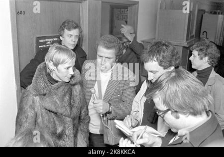 Oslo 19790327. Die Schauspieler streiken, nachdem die norwegische Schauspielervereinigung im März 1979 beschließt, Streiks an allen öffentlichen Theatern des Landes durchzuführen. Das Bild: Der Vorsitzende des Streikkomitees, Schauspieler Henny stöhnen vor dem Arbeitsgericht, nachdem die Parteien des Schauspielerkonflikts einem Vorschlag für eine rechtliche Bestimmung zugestimmt hatten, die zur Abstimmung kam. Dann war der Streik zwei Wochen lang gewesen. Hinter dem Stöhnen steht Schauspieler Lars Andreas Larssen. Foto: Henrik Laurvik / NTB Stockfoto