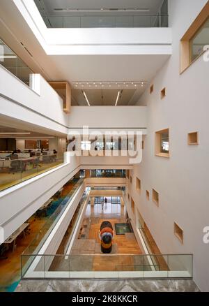 Atrium. RP Sajiv Goenka Group - Unternehmenszentrale, Kalkutta, Indien. Architekt: Abin Design Group , 2019. Stockfoto