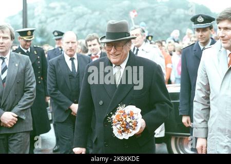 Bergen 19890330. König Olav öffnet den Kran, der das Öl von Oseberg nach Sture in Øygarden führt. Hier trifft ein lächelnder König Olav mit einem Blumenstrauß auf die Veranstaltung ein. Foto: Torolf Engen NTB / NTB Stockfoto