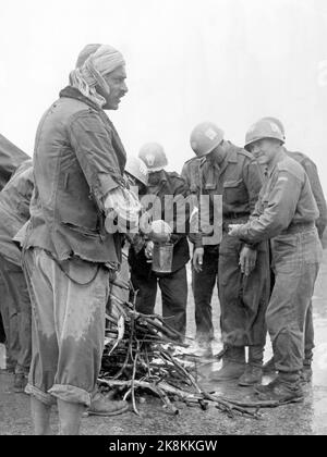 Ägypten 195702. Von 1957 bis 1967 wurden UN-Truppen auf dem Sinai eingesetzt, nachdem Israel den Sinai besetzt hatte (die Besatzung dauerte bis 1957). --- UN-Soldaten auf der Sinai-Halbinsel im Jahr 1957- un-Einsatztruppe auf der sinai-Halbinsel. Internationale UN-Truppen folgten dem israelischen Rückzug, und UN-Truppen wurden in der Sinai-Wüste eingesetzt, oft in der Nähe israelischer Stellungen. Picture: Im Norden des Gazastreifens haben einige norwegische UN-Soldaten gezeltet. Es war kalter Regen, so dass der Araber, der mit Kraftstoff und Orangen kam, Herzlich Willkommen. war (Aktuell 12/57) Foto: Børre/Aktuell Nr. 12/57 S 18 Stockfoto