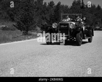 URBINO - ITALIEN - JUN 16 - 2022 : FIAT 520 1929 auf einem alten Rennwagen in der Rallye Mille Miglia 2022 das berühmte historische Rennen italiens Stockfoto