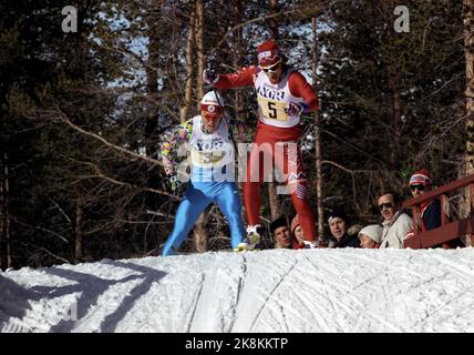 Dombås 19930327. NM-Skifahren, Staffel, Männer. Ankermann Bjørn Dæhlie aus dem Team des Skivereins Nannestad ist dabei, Arnstein Aas (TH) aus Bulken zu holen. Aktion. Foto; Calle Törnström / NTB / NTB Stockfoto