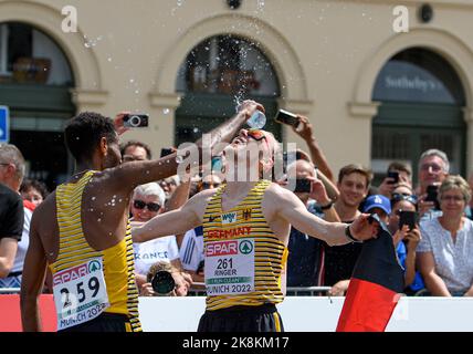 Jubilationssieger Richard RINGER (GER/Platz 1.) folgt Amana PETROS l. (GER/ 4.. Platz) mit wasserspritzerem Männermarathon, am 15.. August 2022 Leichtathletik-Europameisterschaften 2022 in München/Deutschland vom 15.. August. - 08/21/2022 Stockfoto