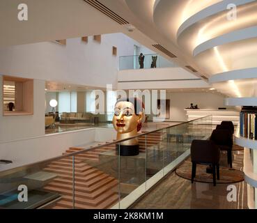 Atrium. RP Sajiv Goenka Group - Unternehmenszentrale, Kalkutta, Indien. Architekt: Abin Design Group , 2019. Stockfoto