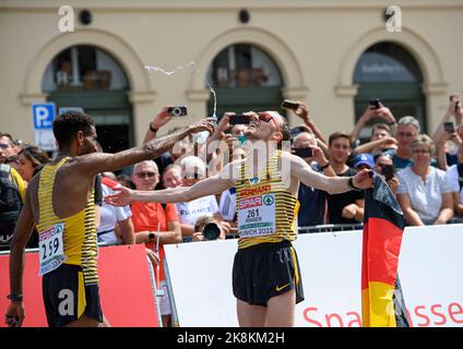 Jubilationssieger Richard RINGER (GER/Platz 1.) folgt Amana PETROS l. (GER/ 4.. Platz) mit wasserspritzerem Männermarathon, am 15.. August 2022 Leichtathletik-Europameisterschaften 2022 in München/Deutschland vom 15.. August. - 08/21/2022 Stockfoto