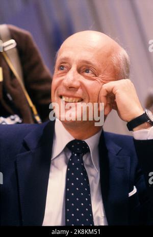 Oslo: 19810915 Ein Lächeln Kåre Willoch (H) im NRK Studio während der Wahlnacht, Parlamentswahlen 1981. Foto: NTB / NTB Stockfoto